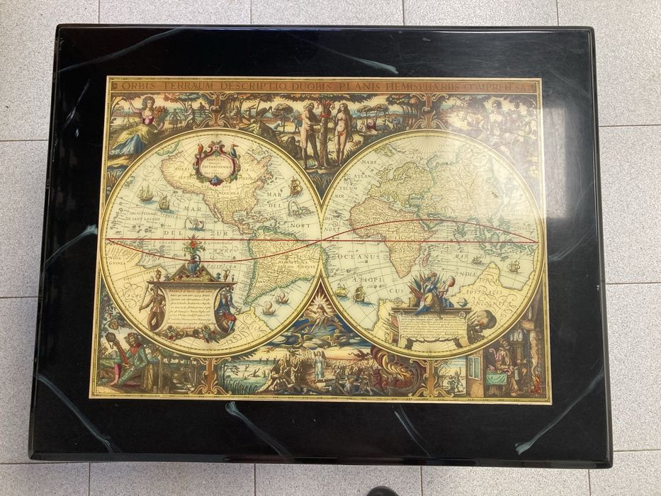 Mesa de Café Antiga com Planisfério