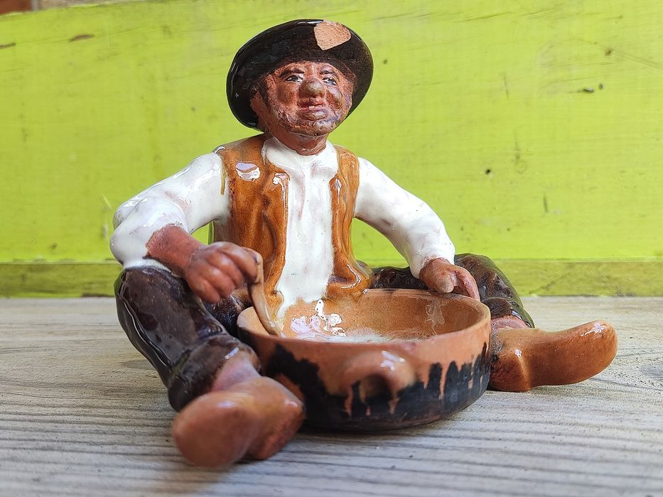 Estatueta Bordalo Pinheiro, Zé Povinho comendo