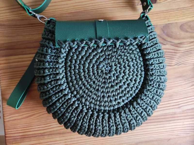 Szydełkowa okrągła torebka na ramię z długim regulowanym paskiem