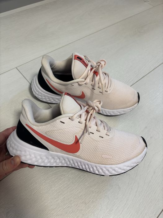 Кросівки жіночі Nike Revolution 5 р.38