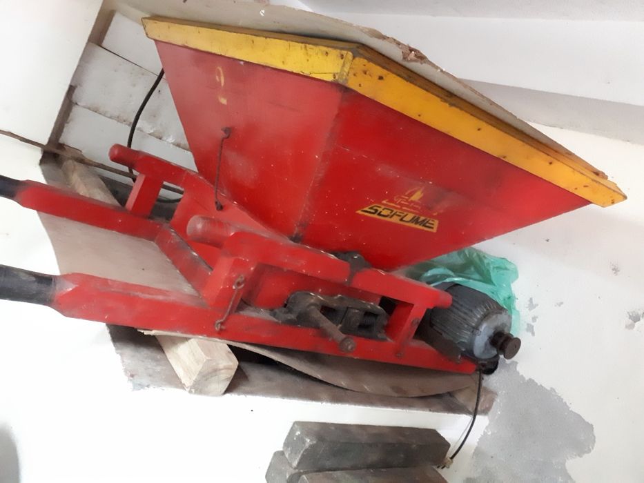 Esmagador de uvas com motor