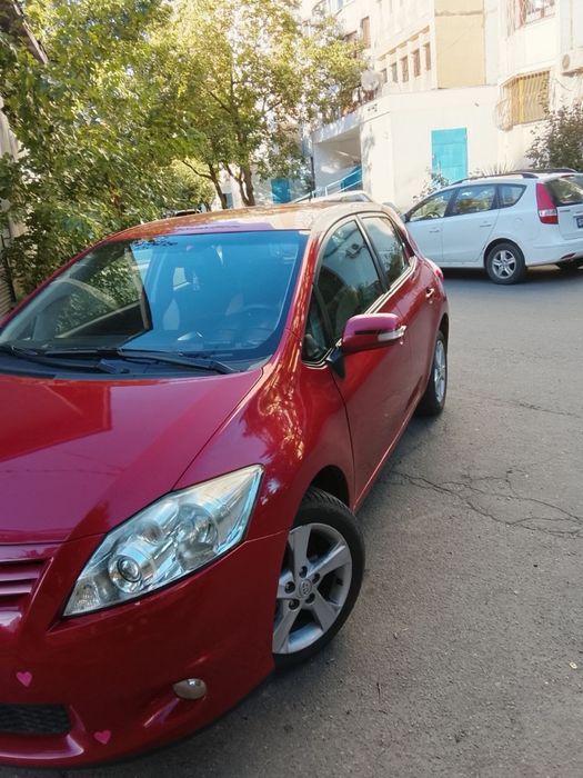 Тойота auris 2012 год