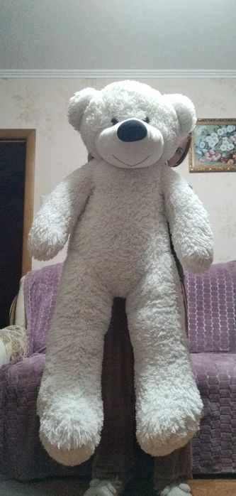 Великий плюшевий ведмідь