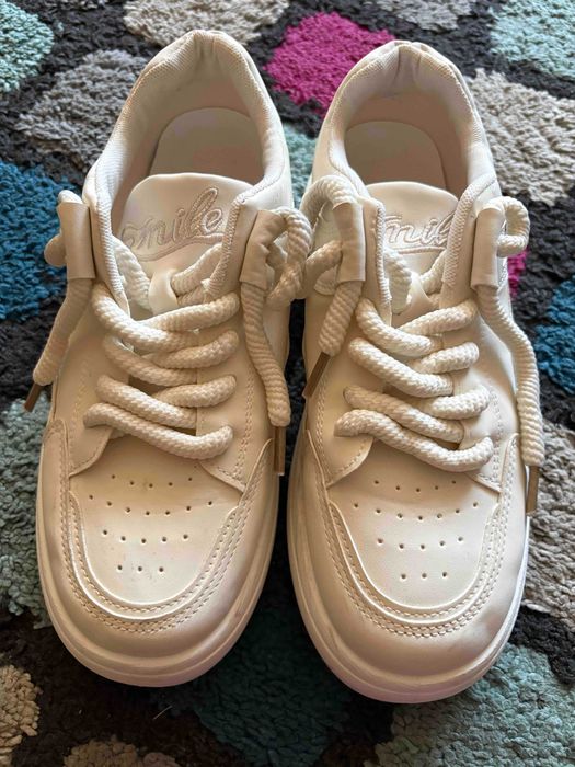 Buty sportowe z wiązaniem na sznurowadła