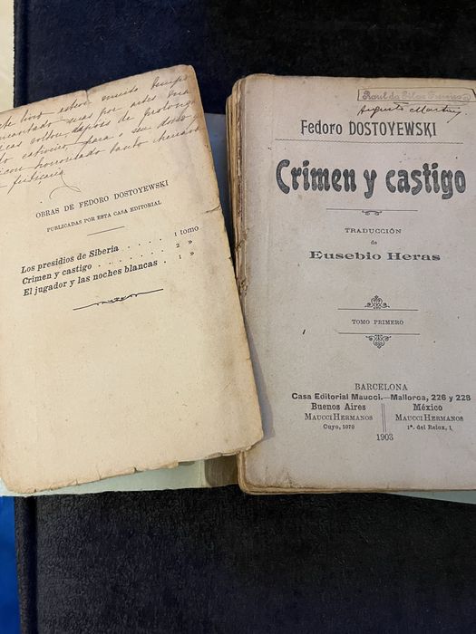Exemplares da obra Crime e Castigo