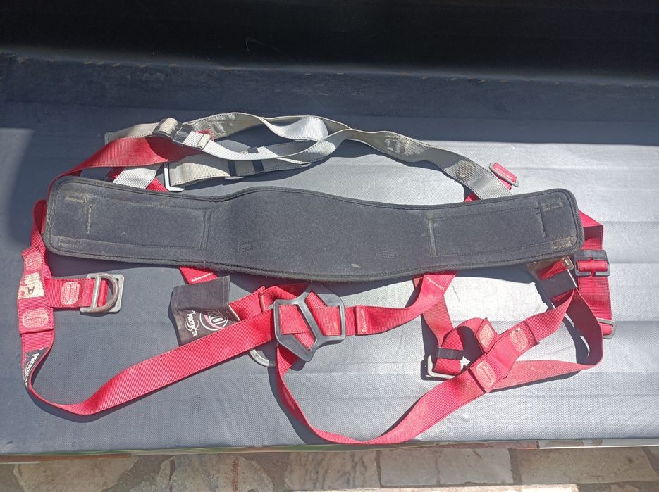 Arnes e material para subida