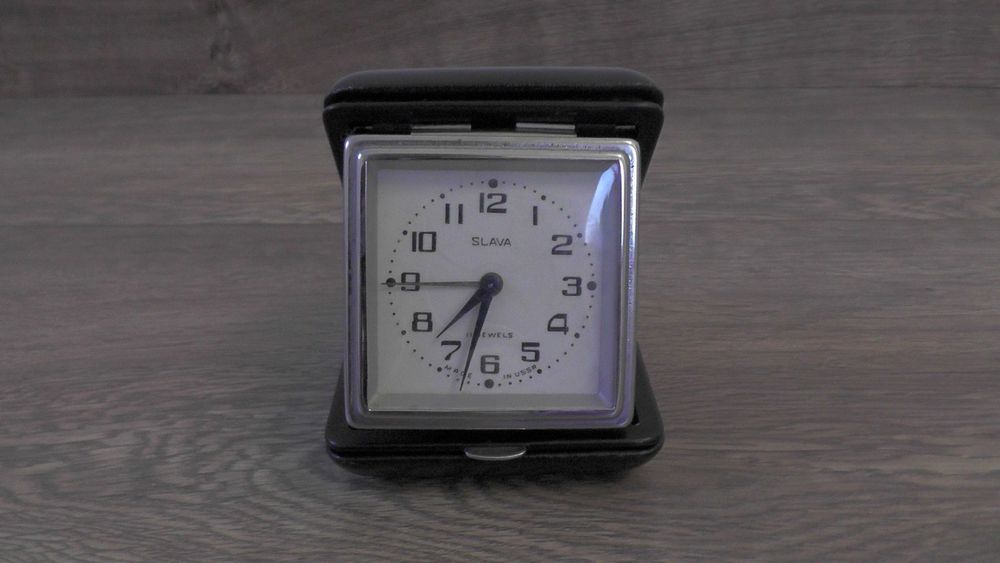 Zegar budzik w futerale