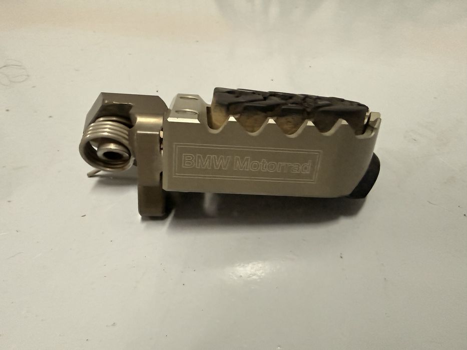 Pousa-Pés Gilles Tooling BMW Motorrad — R1300GS / R1250GS / R1200GS Adventure — Fresados Ajustáveis