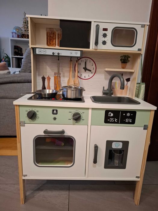 Drewniana kuchnia dla dziecka