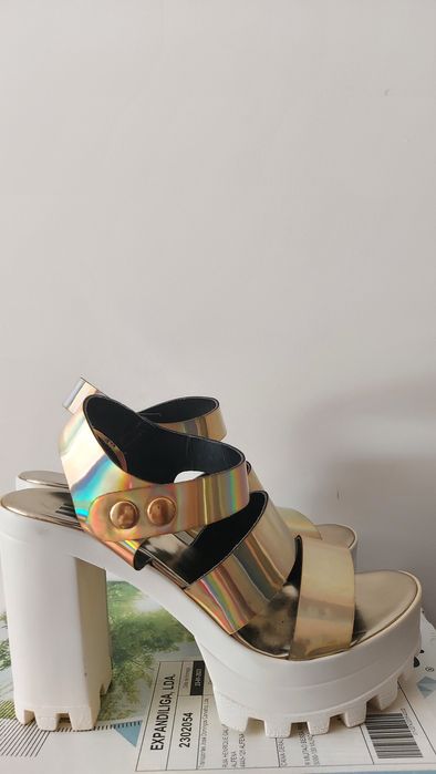 Sandálias douradas da IN SHOES