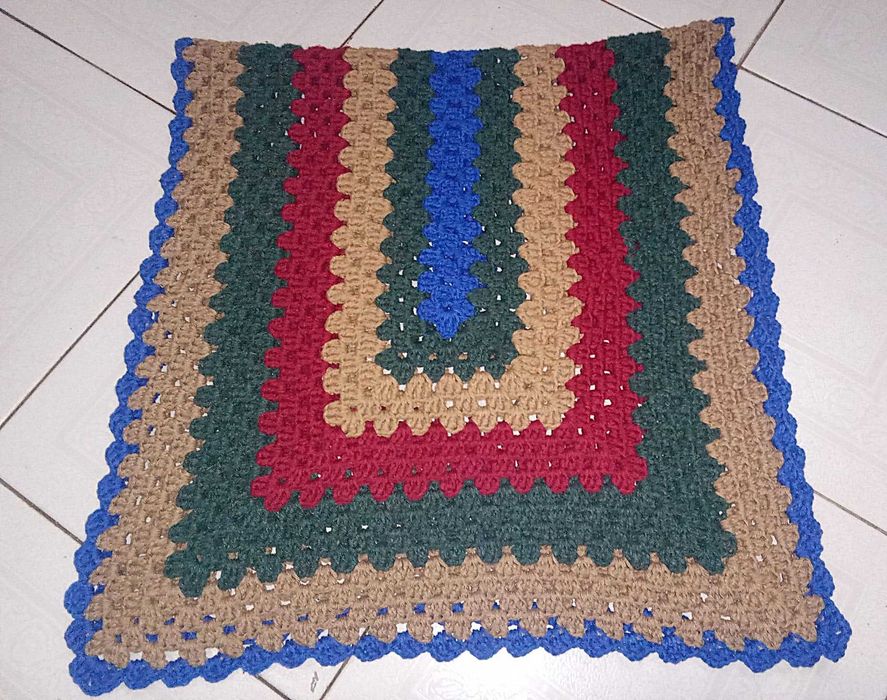 Tapete em crochê nas cores azul, verde, castanho e bordou feito à mão