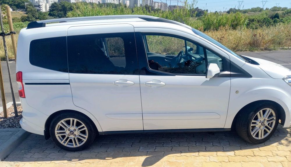 Ford Tourneo Courier 1.0 EcoBoost Titanium