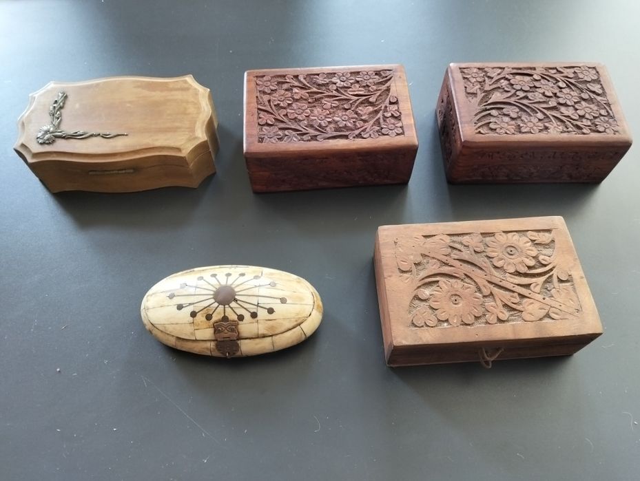 Várias caixas madeira e osso