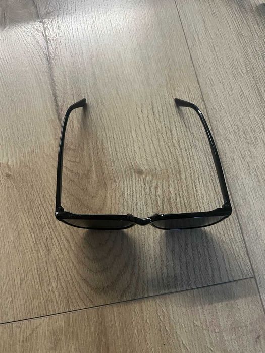 Czarne okulary przeciwsłoneczne z grubymi oprawkami