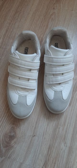 Продам  женские  кроссовки  р.38