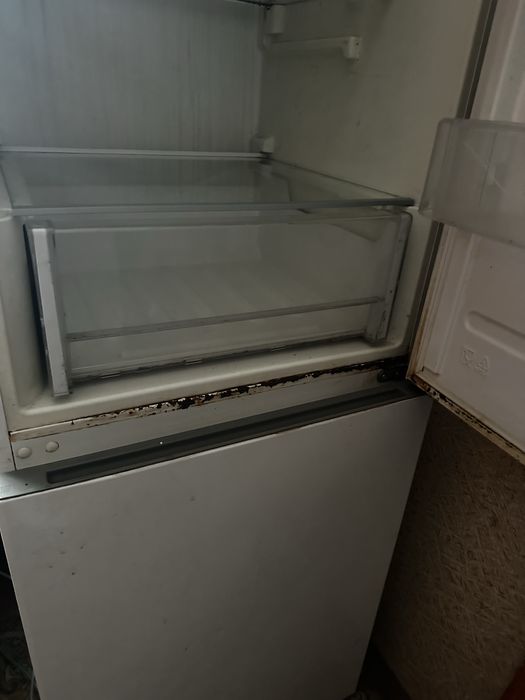 Холодильник Indesit. Не працює верхня камера,