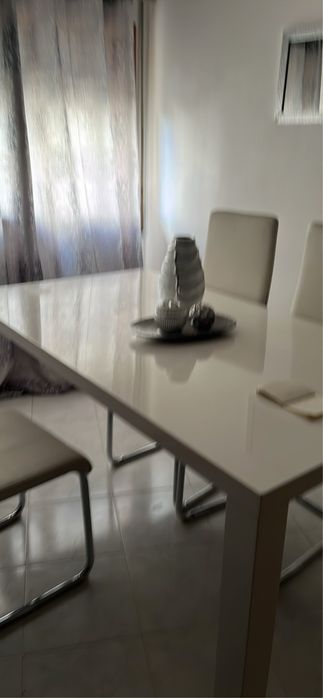 Mesa mas 4careiras esta em bom estado com algumas marcas de uso