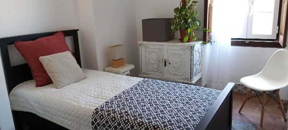 Quarto individual para arrendar em casa partilhada com residente