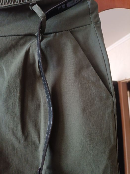 spodnie zielone elastyczne z paskiem