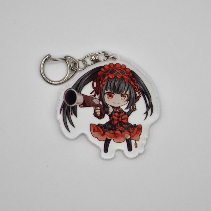 Akrylowy brelok anime chibi czerwono-czarny z metalowym zapięciem