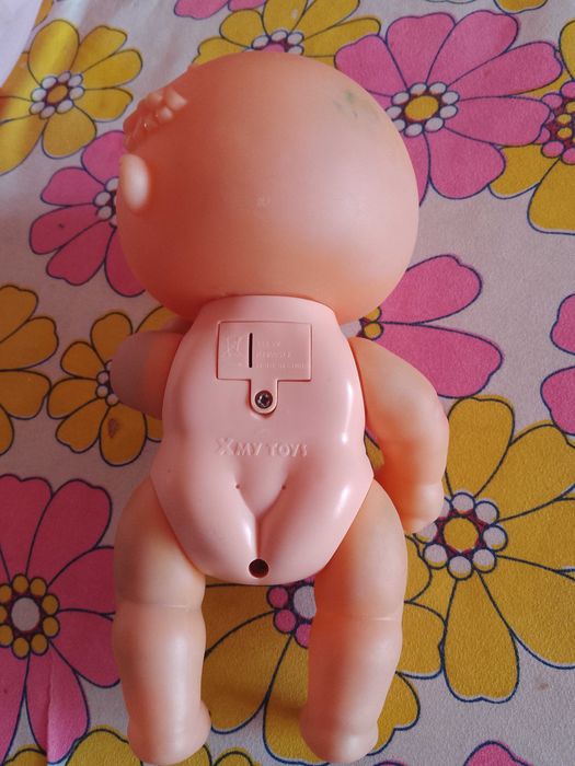 Пупс який говорить та бере пальчика до ротика