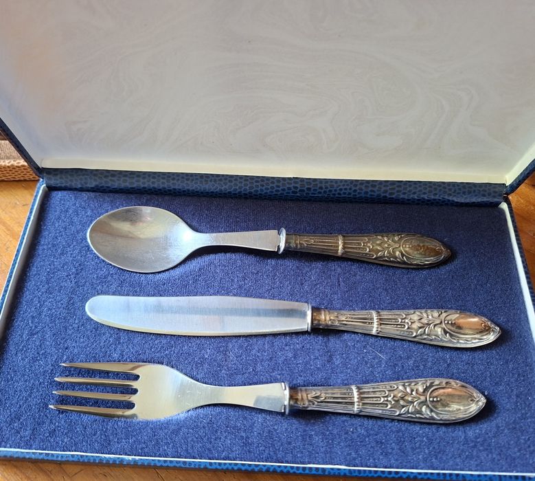Silver cutlery.       .474689553144883200