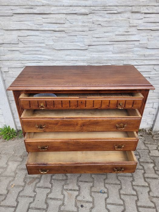 Elegancka duża komoda  z szufladami.