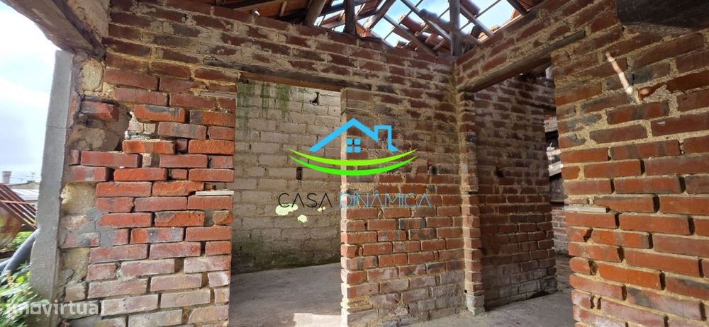 Casa para Recuperar com Eira e Terreno – Carriço, Pombal