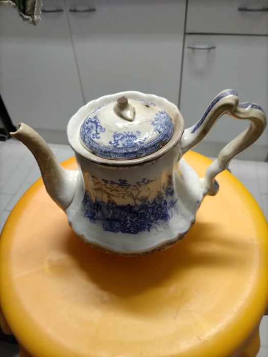 Prato antigo pintado á mão e outras antiguidades