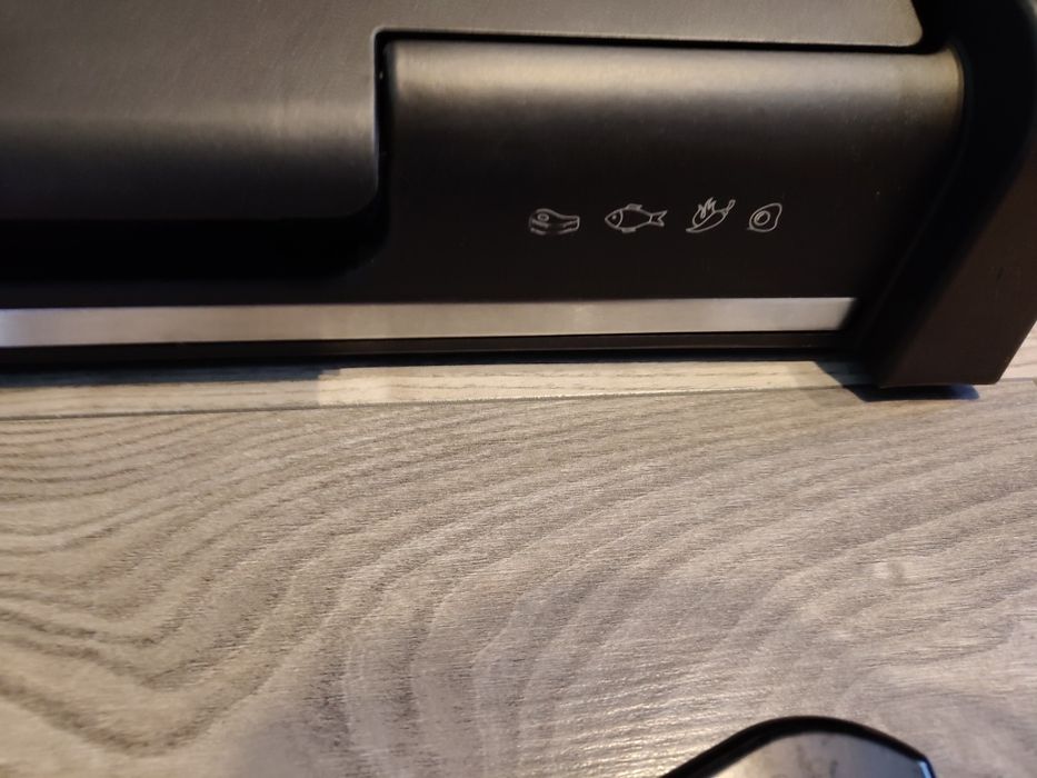 Grill elektryczny Raven EGE001N z powłoką marmurową