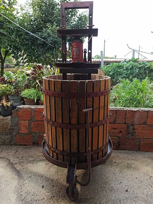 Prensa hidráulica para vinho e bagaço.
