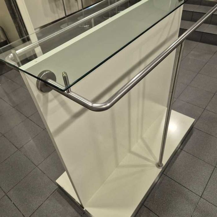 Ilha / Expositor Duplo para Roupa – 1,20m | Vidro + Inox | Rodas Invisíveis