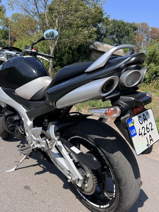Suzuki gsr 400.