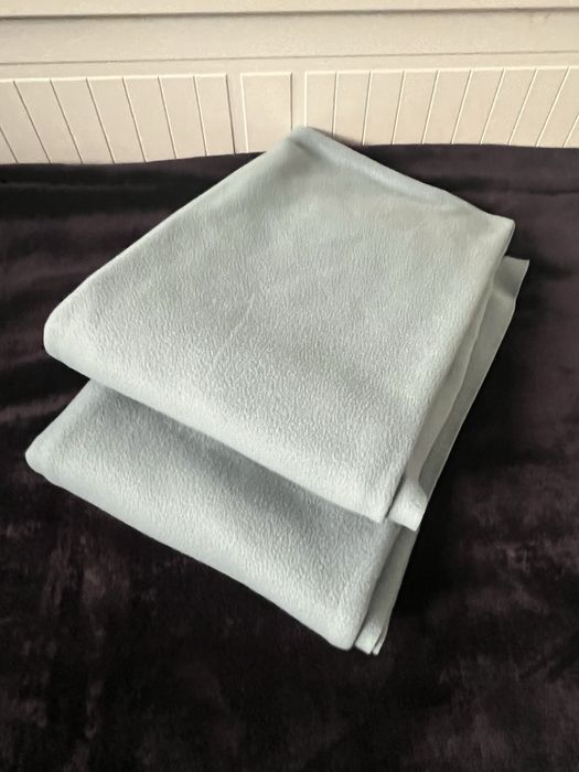 Dwa turkusowe pledy Ikea