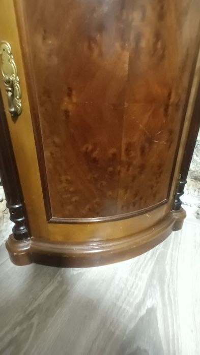 Móvel de canto em madeira