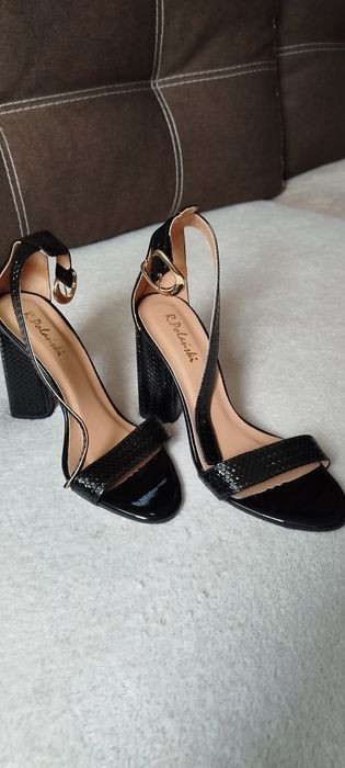 Босоніжки , туфлі