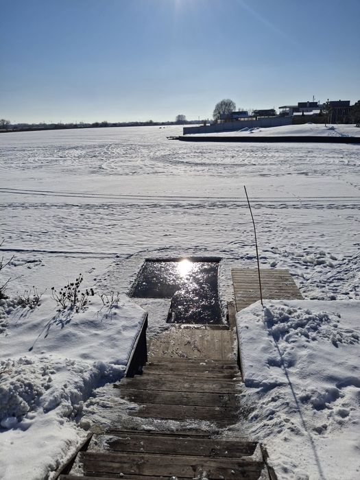 Будинок з сольовою лазнею на березі озера, зимова рибалка.