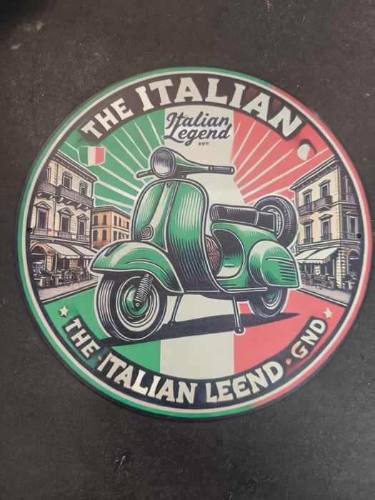Placa Decorativa The Italian Legend
Placa decorativa com um design inspirado na Itália e em scooters clássicas.

- Tema The Italian Legend.
- Motivo d