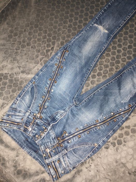NOWE piękne spodnie damskie jeans z pięknymi dodatkami.