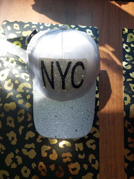 Czapeczka satynowa biała z kryształkami