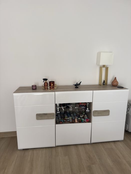Aparador branco com madeira