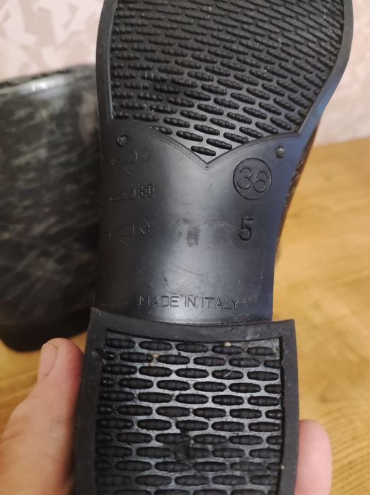 Чоботи короткі силіконові з Італії.