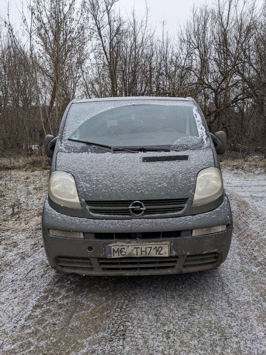 Opel Vivaro на повному ходу