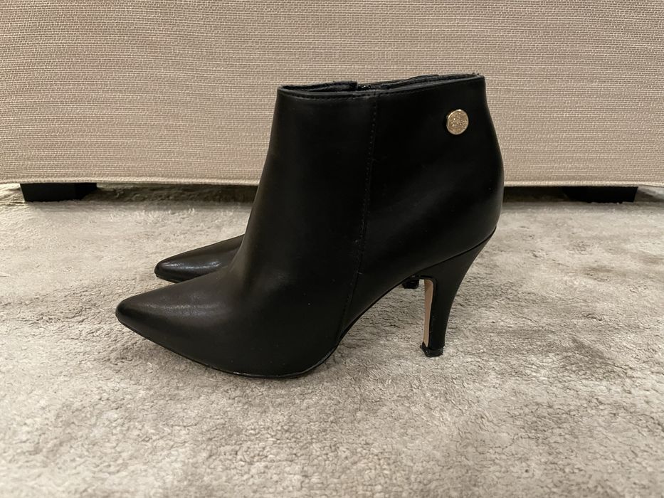 Botins em pele de cor preta