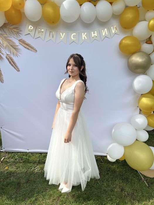 “Випускна біла сукня, як нова, одягнена 1 раз”