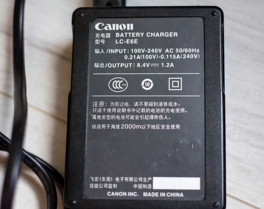 НОВИЙ Зарядний пристрій Canon LC-E8E - для CANON 550D 600D 650D 700D