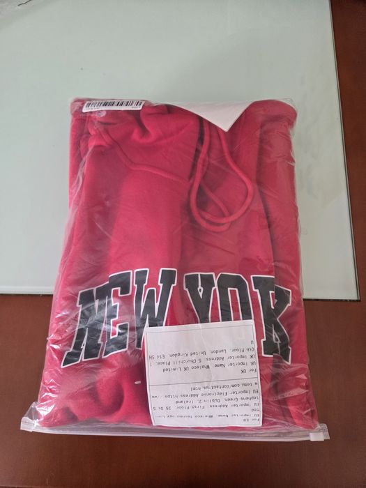 Sweat com capuz vermelho com a inscrição. Nova  Yorque