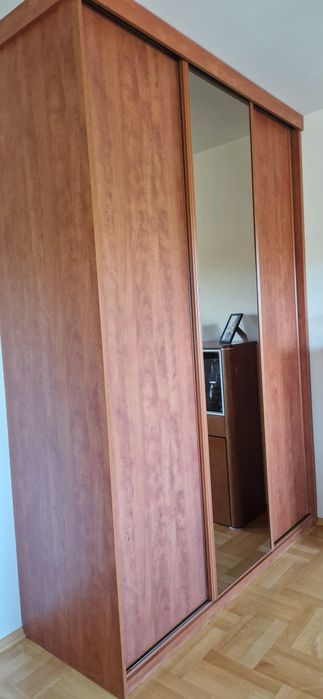 Szafa trzydrzwiowa z lustrem