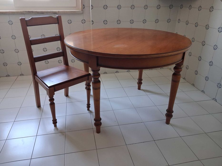 Mesa extensível e quatro cadeiras em madeira maciça de cerejeira