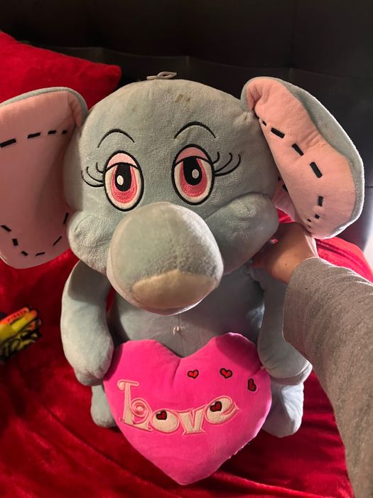 Elefante peluche médio